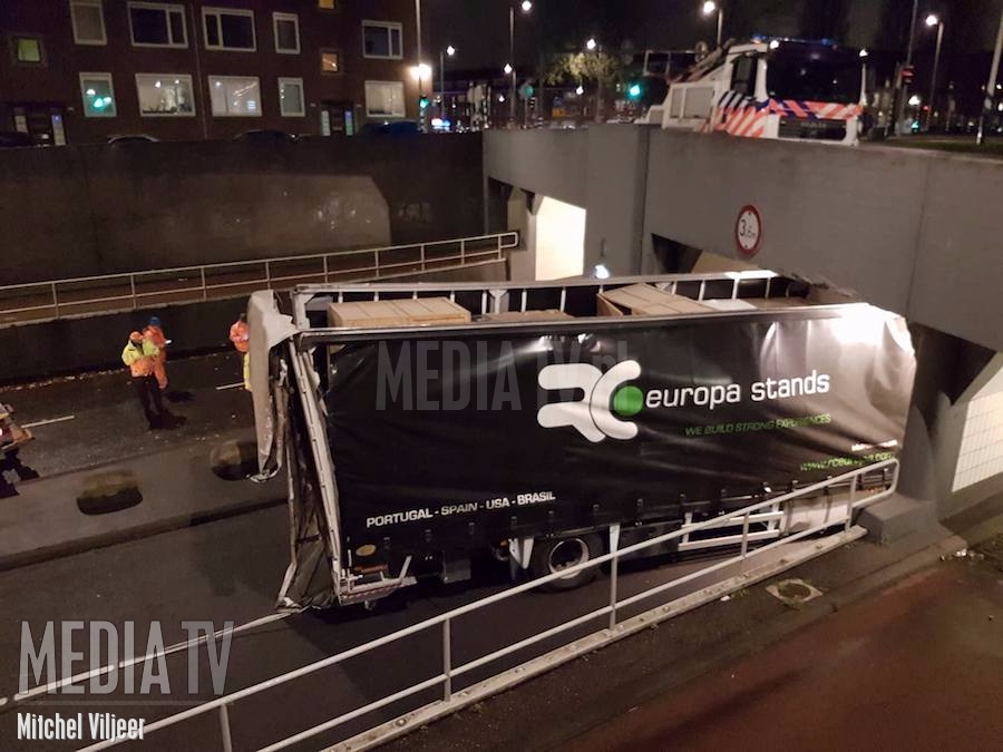 Vrachtwagen rijdt zich vast bij Maastunnel (video)
