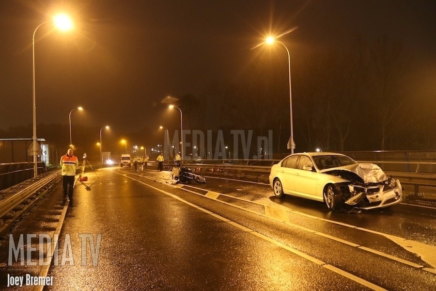 Motorrijder zwaargewond bij frontale aanrijding Groenedijkviaduct Rotterdam