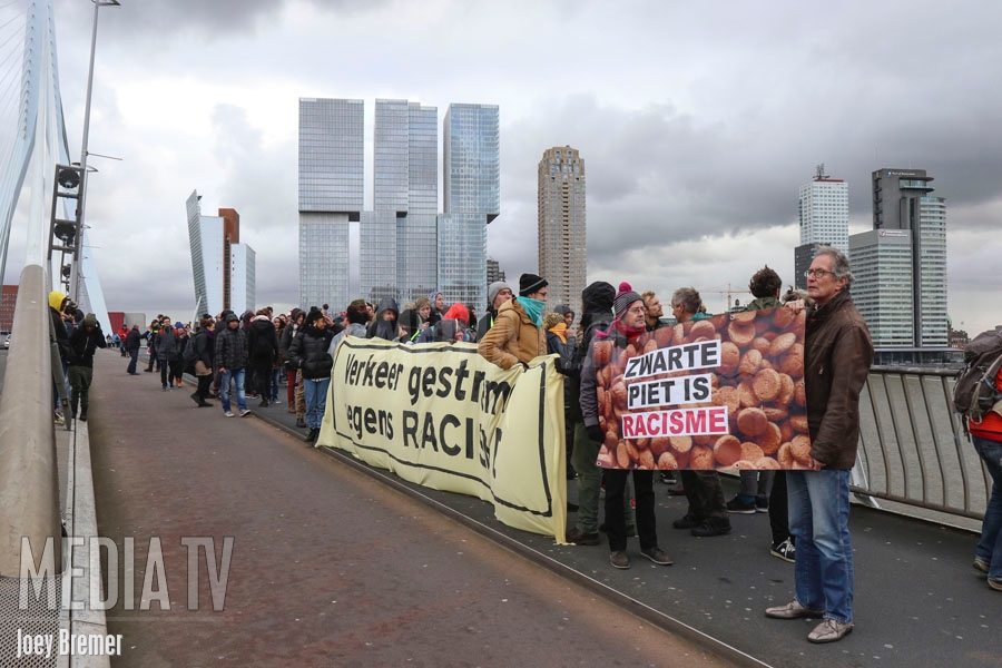 Demonstranten tegen Zwarte Piet blokkeren Erasmusbrug Rotterdam (video)