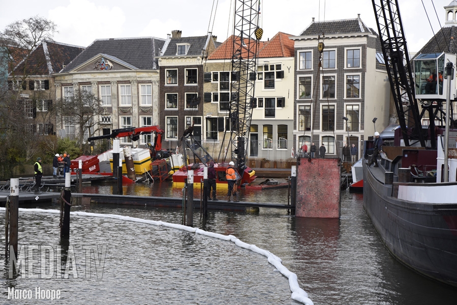 Kraan dreigt in jachthaven te vallen Maartensgat Dordrecht