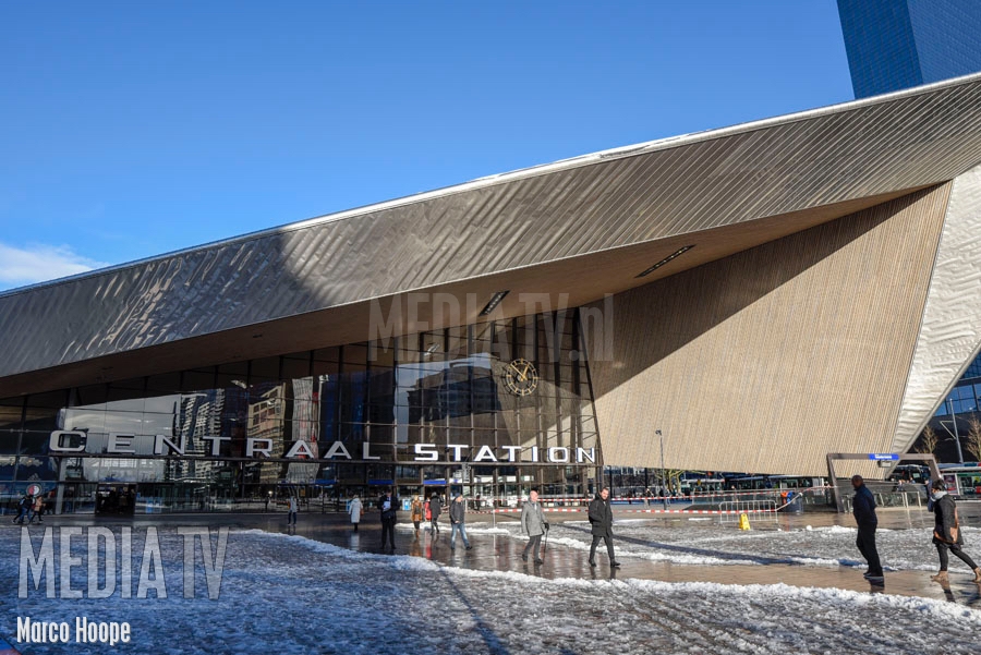 Lekkage zet stationshal Rotterdam-Centraal vol water