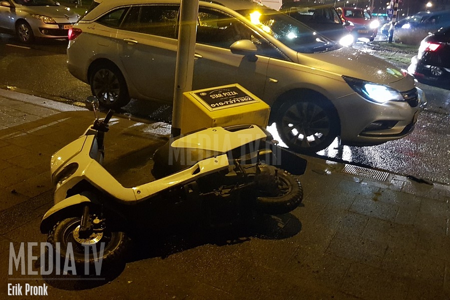 Scooterrijder lichtgewond bij aanrijding met auto 2e Rosestraat Rotterdam