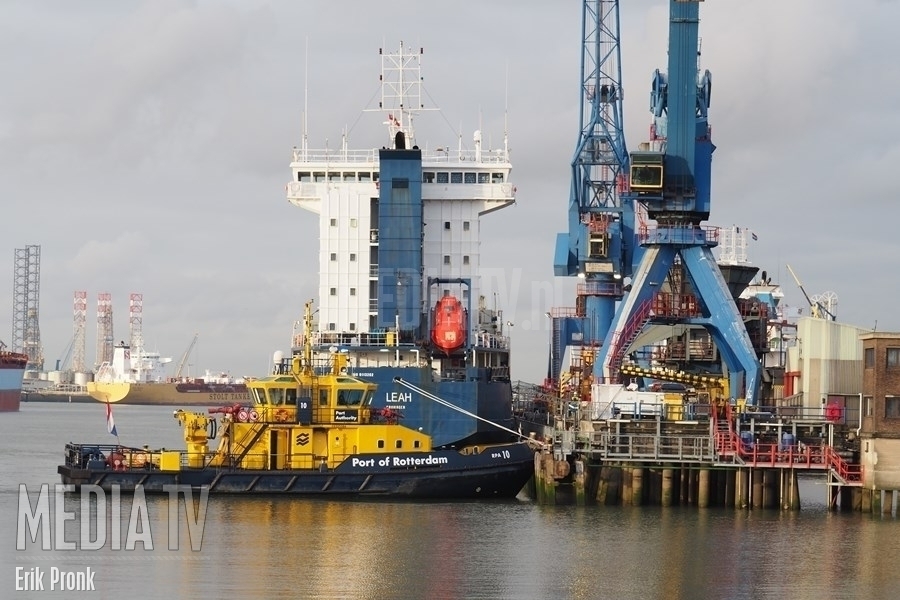 Gewonde na val aan boord van schip Botlekweg Rotterdam
