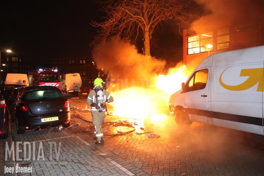 Auto uitgebrand en bestelbus zwaar beschadigd Van Duylstraat Rotterdam