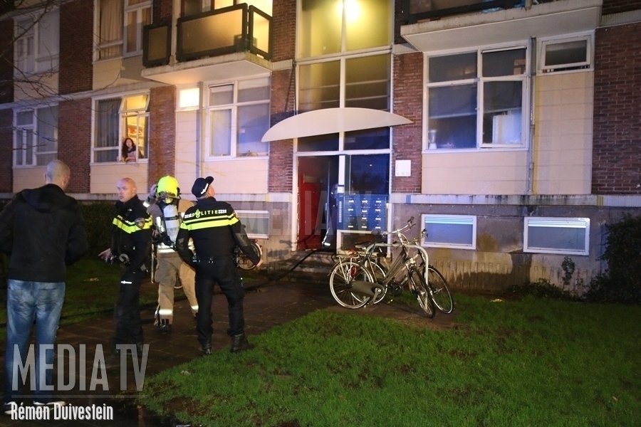 Middelbrand in kelderruimte portiekflat Menenkamp Rotterdam (video)