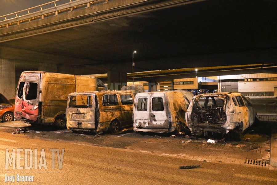 Autobrand verwoest vijf voertuigen Giessenweg Rotterdam