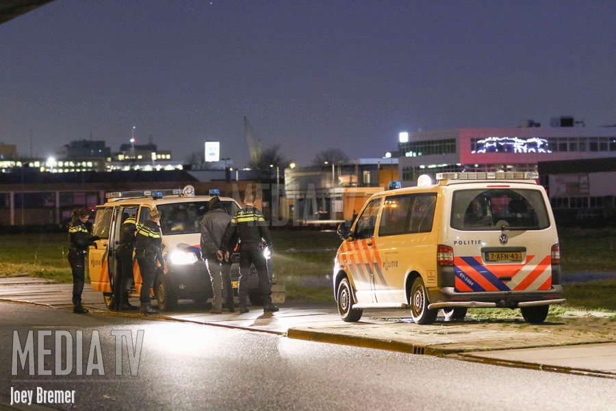 Dieven klauwen auto leeg onder ogen fotograaf aan Giessenweg