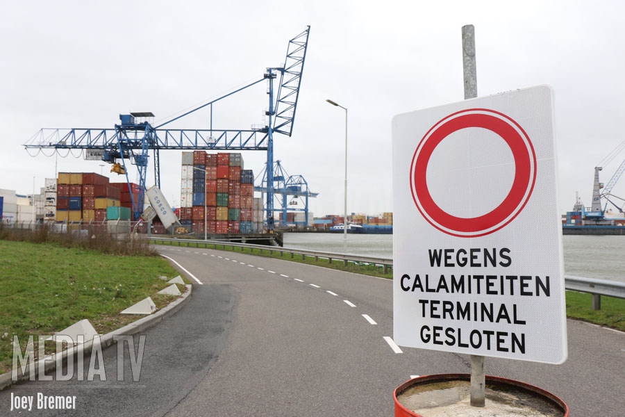 Containers waaien om door storm haven Rotterdam