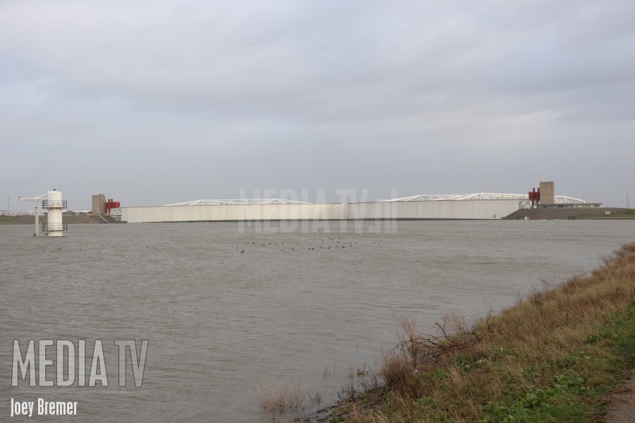 Maeslantkering bij Hoek van Holland gesloten wegens storm (video)