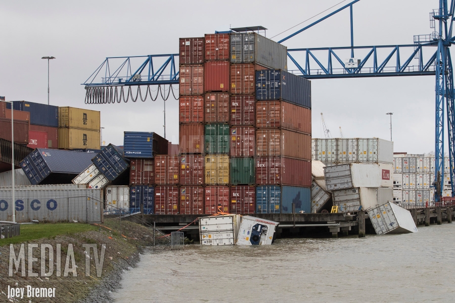 Wederom ravage door omgewaaide containers in Waalhaven Rotterdam (video)
