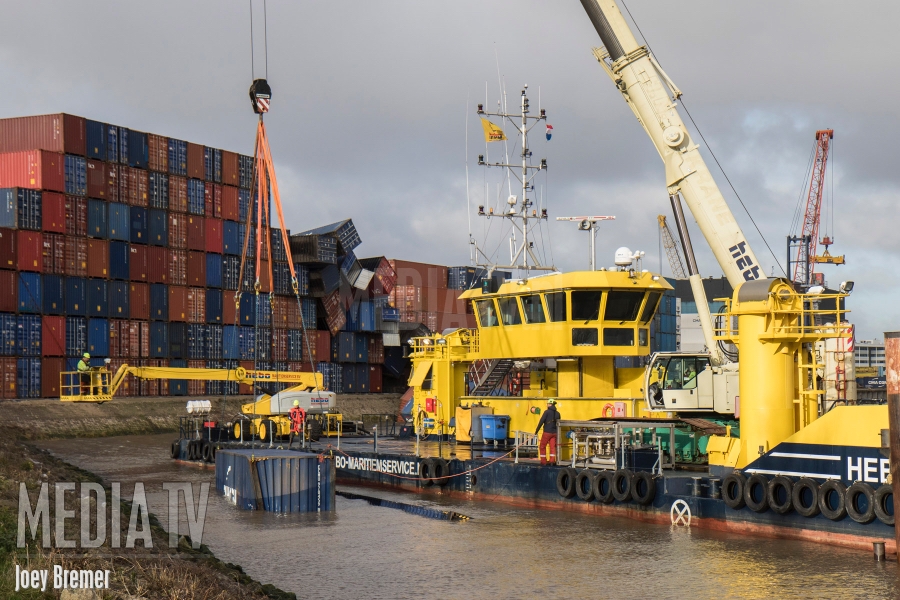 Containers waaien om Eemhavenweg Rotterdam (video)