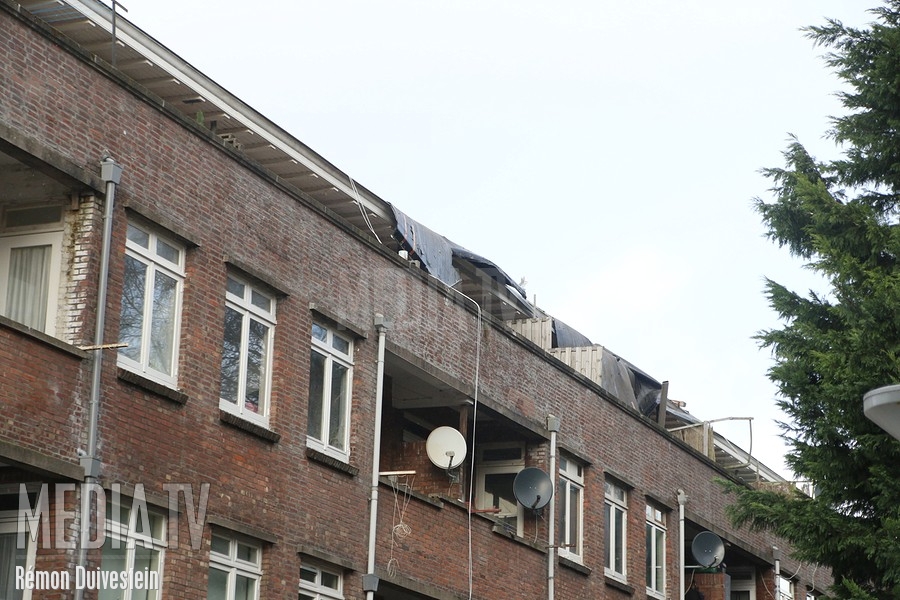 Ravage door losgewaaid dak flatgebouw Landmanstraat Rotterdam (video)
