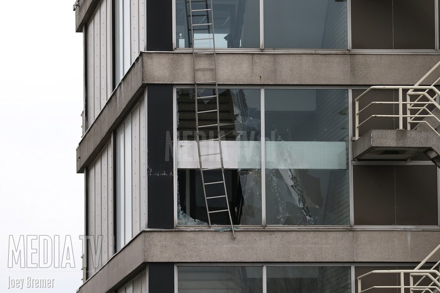 Ladder waait dwars door glazen gevel heen Brielselaan Rotterdam