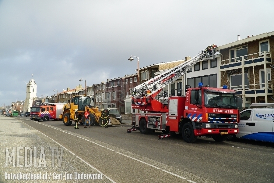 Dakbedekking laat los van woningen Boulevard Katwijk aan Zee (video)