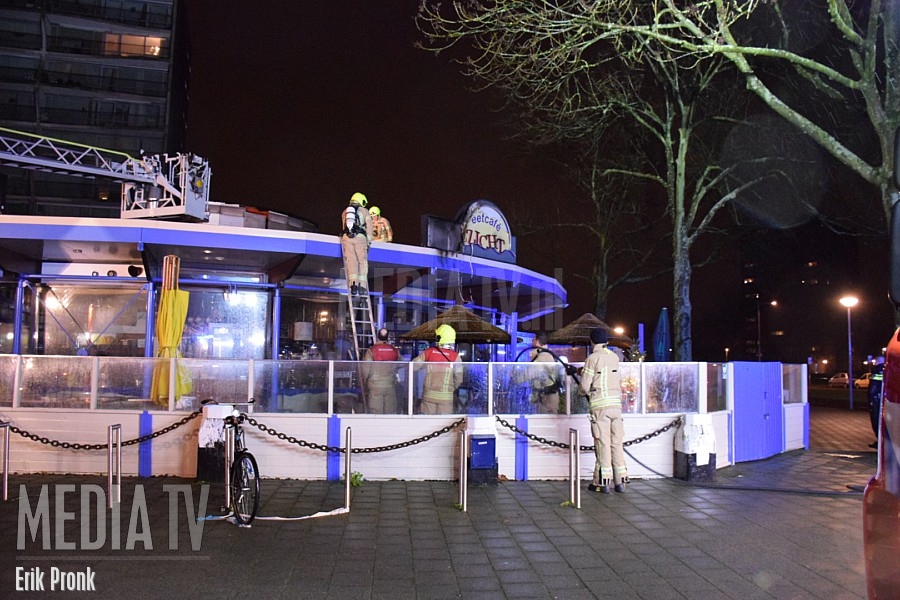 Neon reclamebord vat vlam op dak van eetcafé Herenwaard Rotterdam