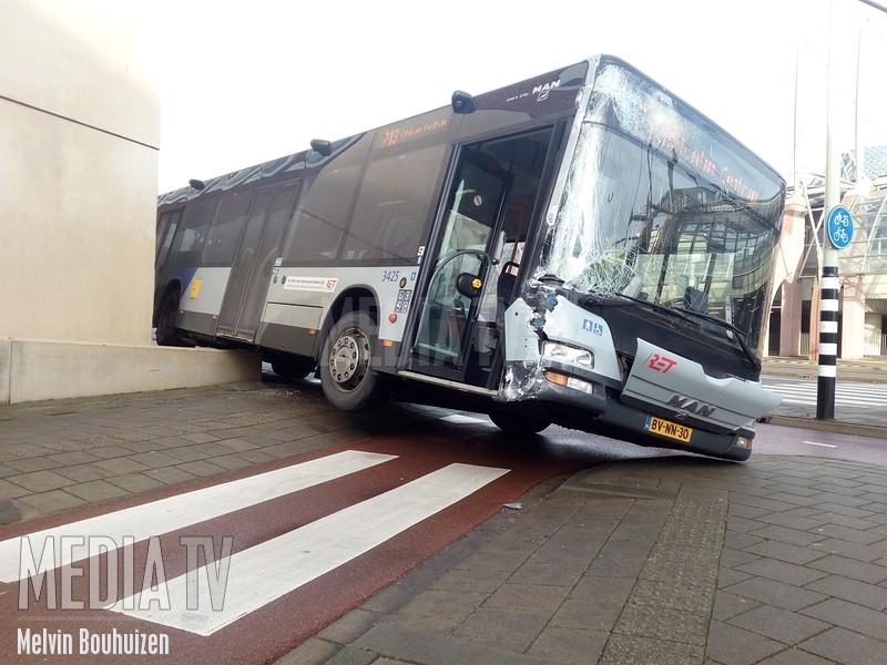 RET-bus belandt tegen gebouw door vergeten handrem Horvathweg Schiedam