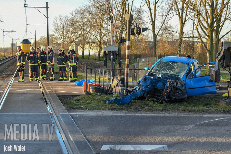 Trein schept auto op Burgemeester Smeetsweg Zoeterwoude (video)