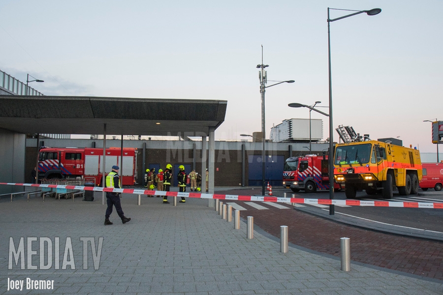 Vliegverkeer Rotterdam Airport bevroren door brand (video)