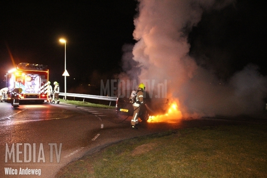 Auto vliegt in brand Ziedewijdsedijk Barendrecht (video)
