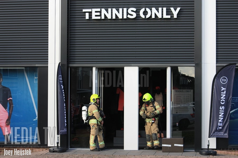 Brand in warenhuis voor tennisartikelen Jacques Dutilhweg Rotterdam