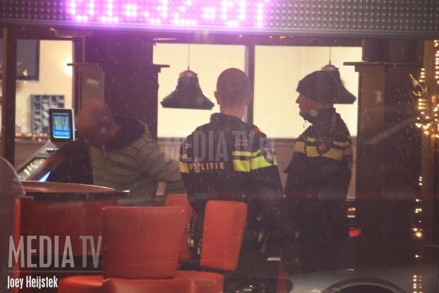 Zwaargewonde man met steekwonden aangetroffen voor Rotterdams politiebureau