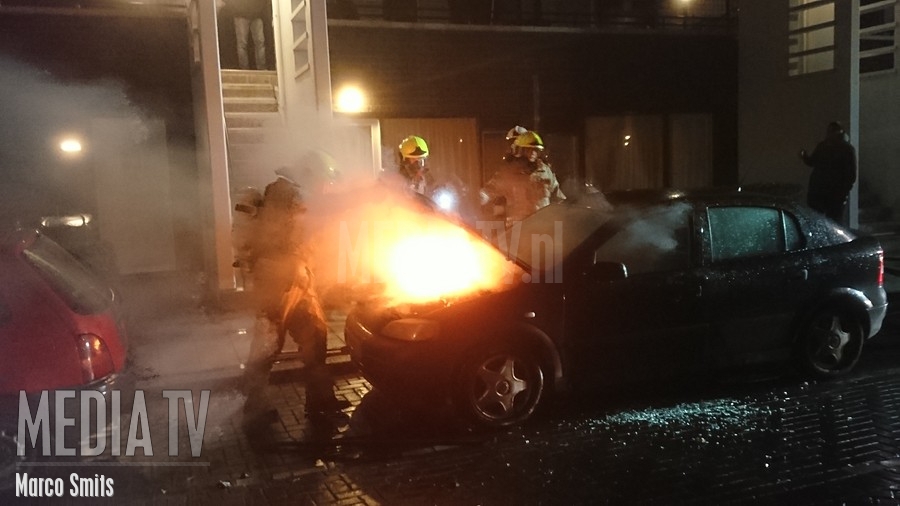 Auto vliegt in brand op Lange Hilleweg Rotterdam