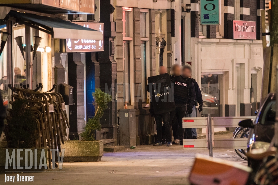 Politie doet inval in hotel om vuurwapengevaarlijke voorvluchtige Nieuwe Binnenweg Rotterdam
