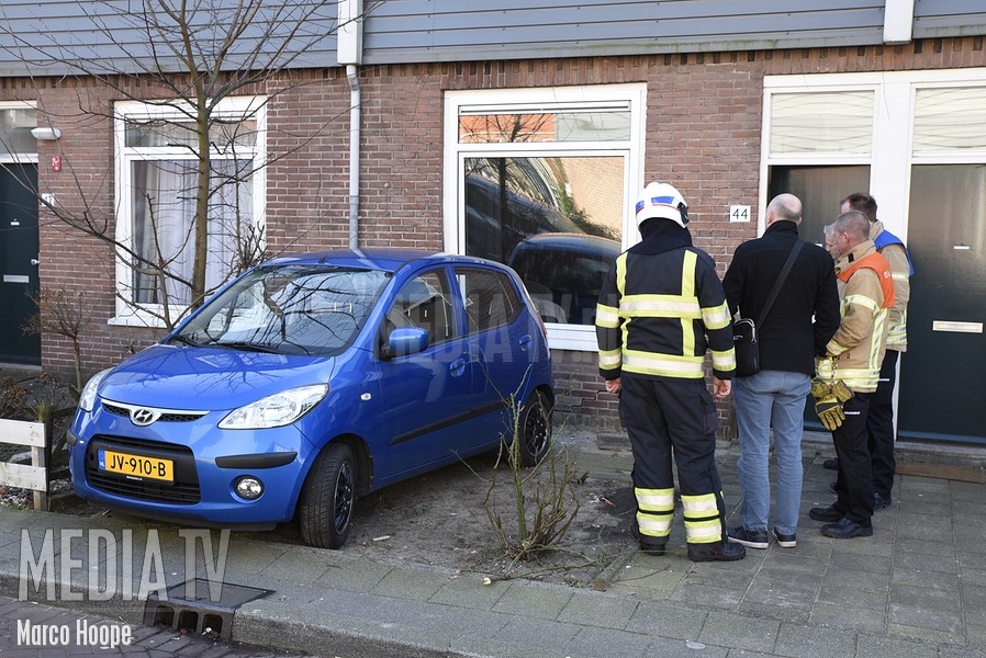 Auto ramt gevel van woonhuis Heer Danielstraat Rotterdam