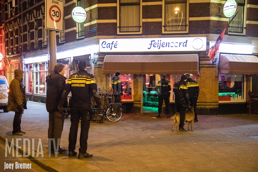 Politie valt café binnen na vuurwapenmelding Oranjeboomstraat Rotterdam (video)