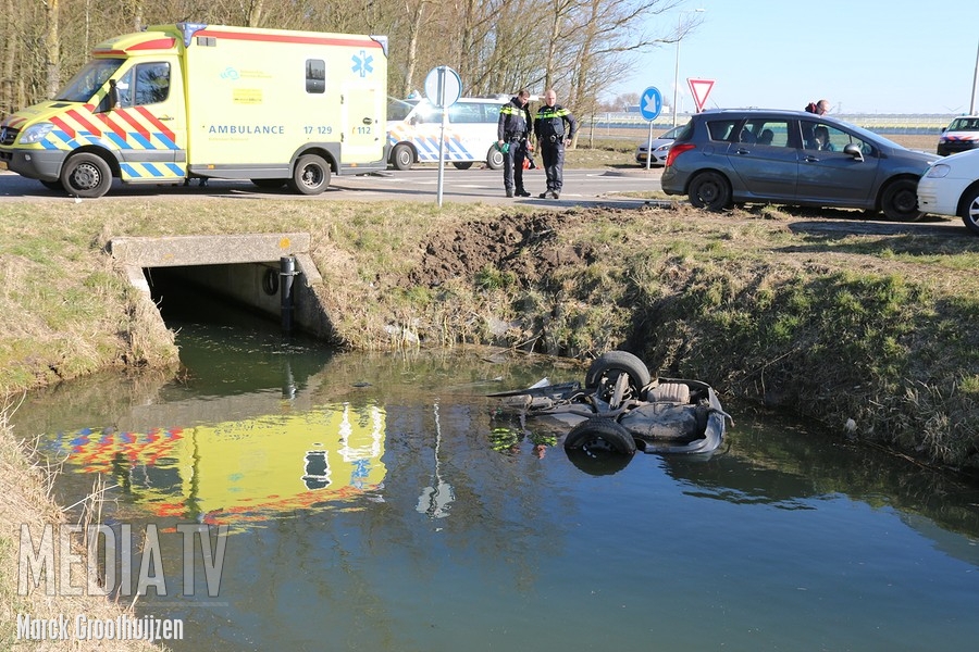 Auto belandt op zijn kop in sloot Rietdijk Oostvoorne
