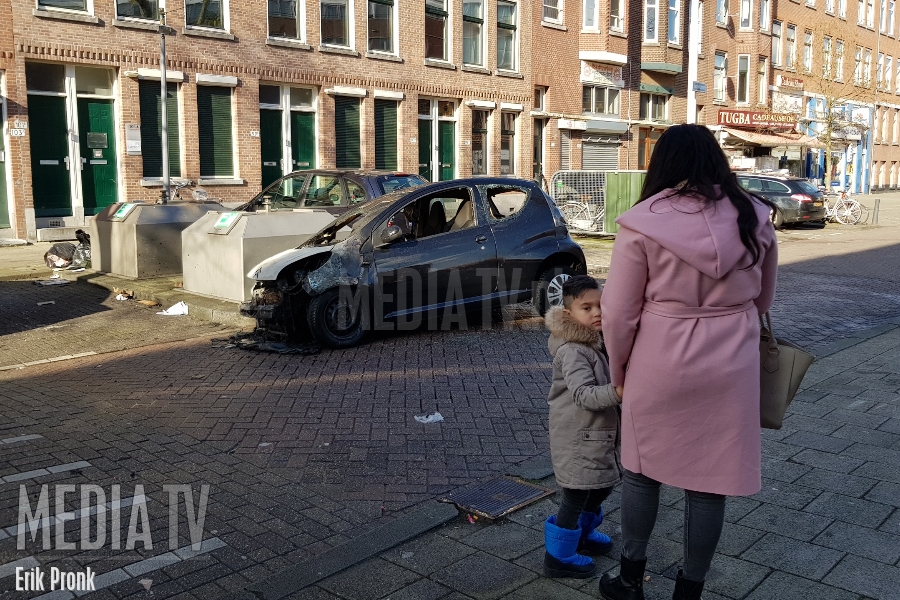 Auto uitgebrand door technisch mankement Slaghekstraat Rotterdam