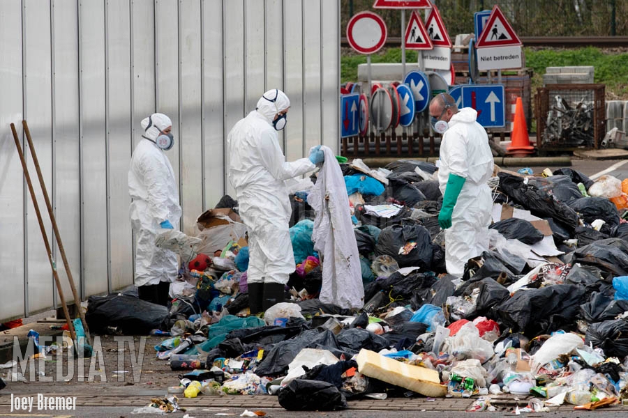 Politie onderzoekt afval naar sporen dode baby Schiedam (video)
