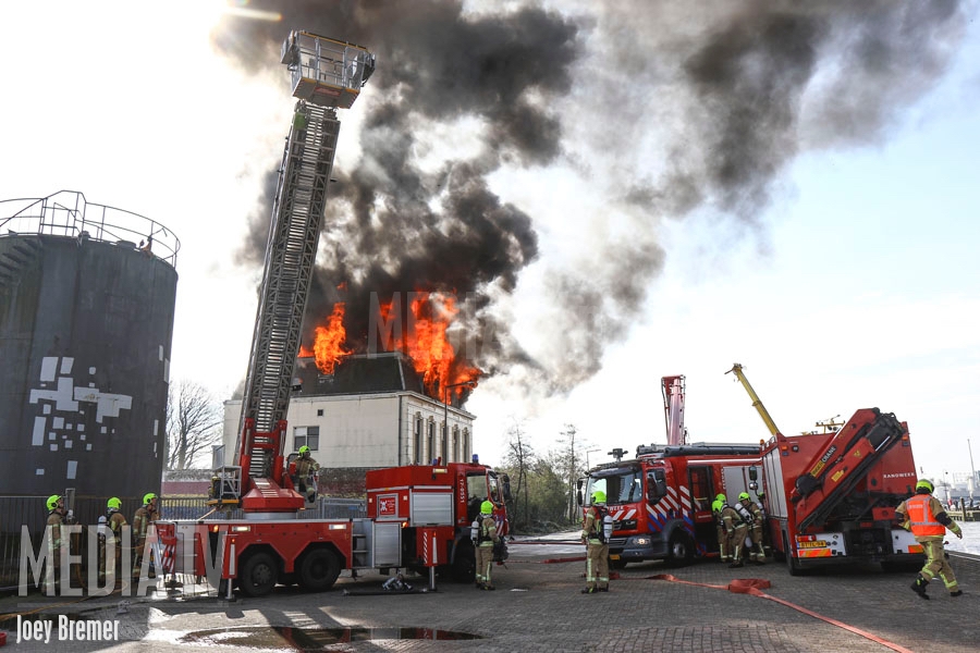 Grote brand in woning Oosthavenkade Vlaardingen (video)