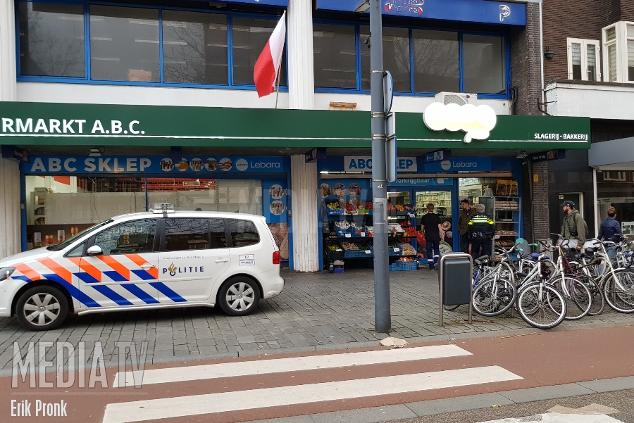 Controle winkeliers in het centrum van Schiedam