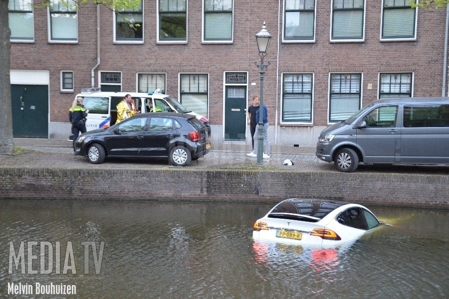 Dure Tesla te water in Korte Haven Schiedam