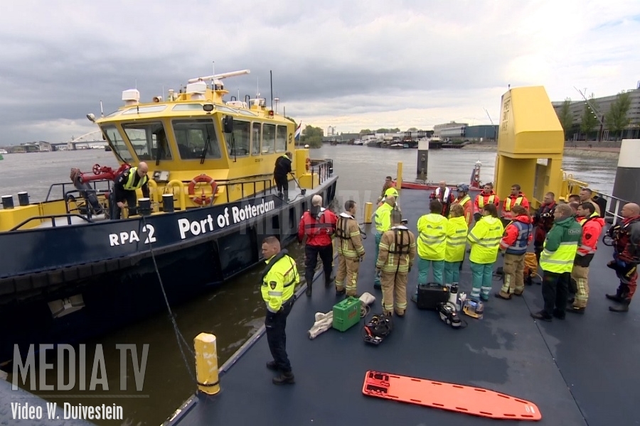 Bemanningslid binnenvaartschip overboord geslagen Nieuwe Maas Rotterdam (video)