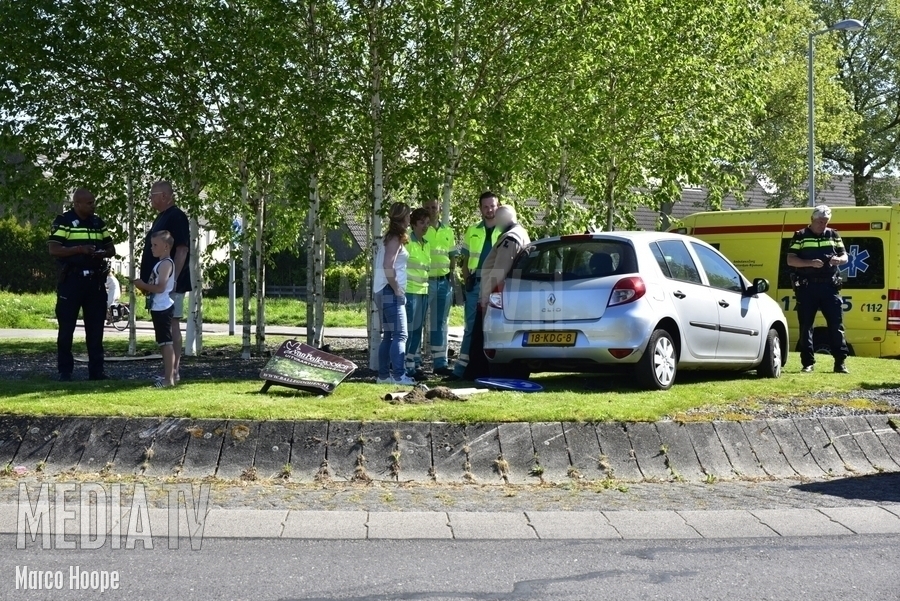 Automobilist rijdt dwars over rotonde Aveling Hoogvliet