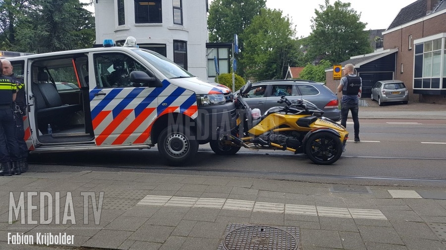 Politievoertuig botst op trike Straatweg Rotterdam