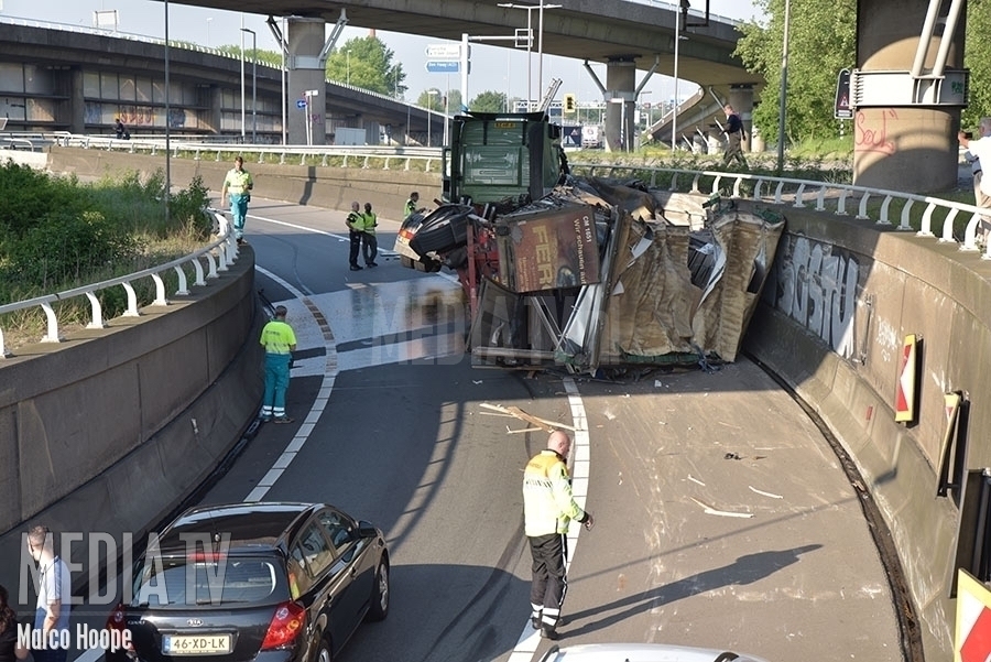 Vrachtwagen gekanteld op verbindingsweg A20 naar A13 Rotterdam (video)