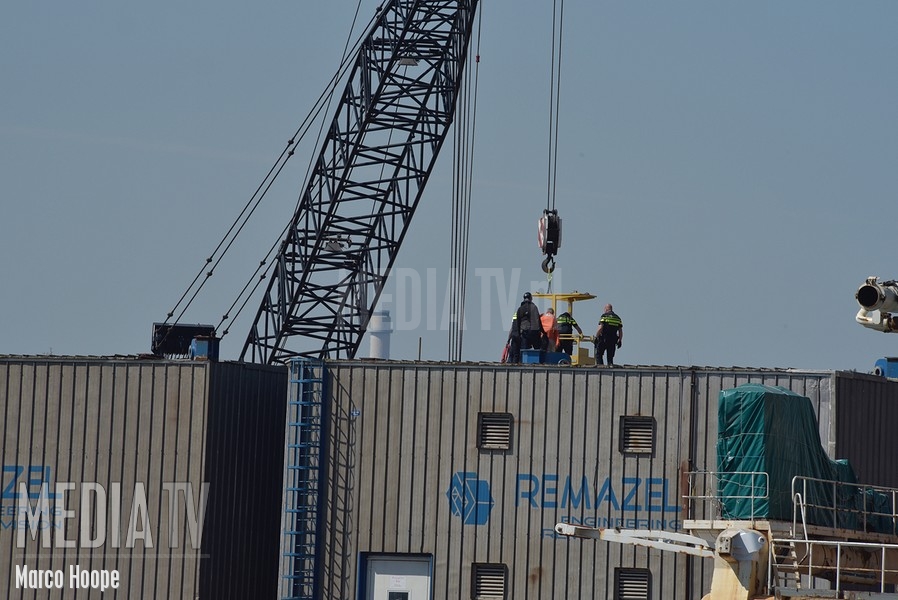 Verwarde man klimt op ponton van bedrijventerrein in Schiedam