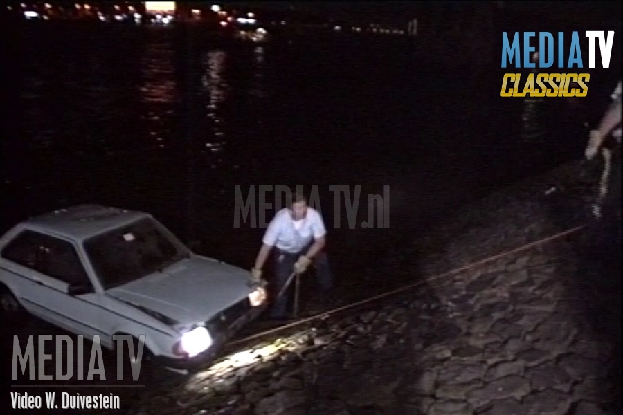 MediaTV Classics (1995): Grote hulpverlening na auto te water Oosterkade Rotterdam (video)