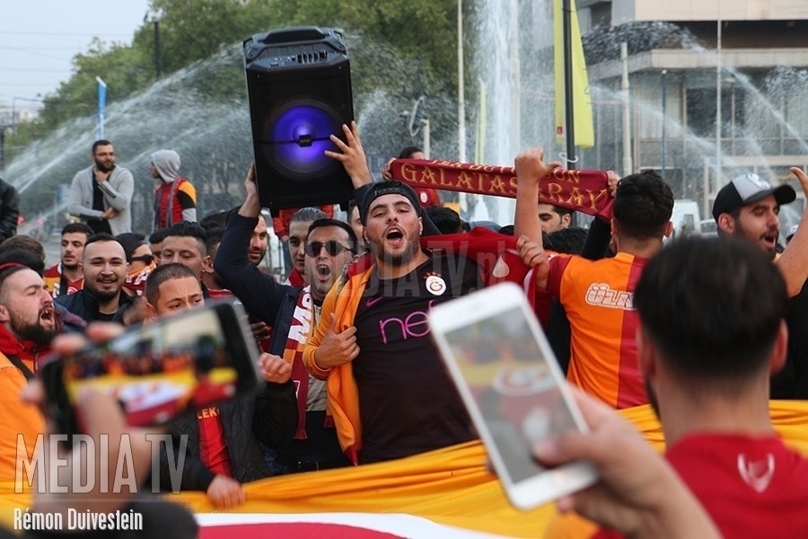 Fans Galatasaray vieren kampioenschap op Hofplein Rotterdam