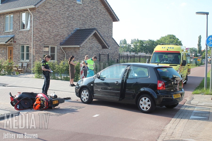 Scooterrijder gewond na botsing met auto J.P. de Waardpad Rotterdam