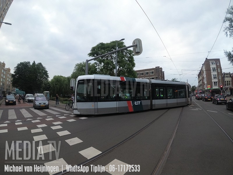 Ontspoorde tram dwars over de Bergweg Rotterdam