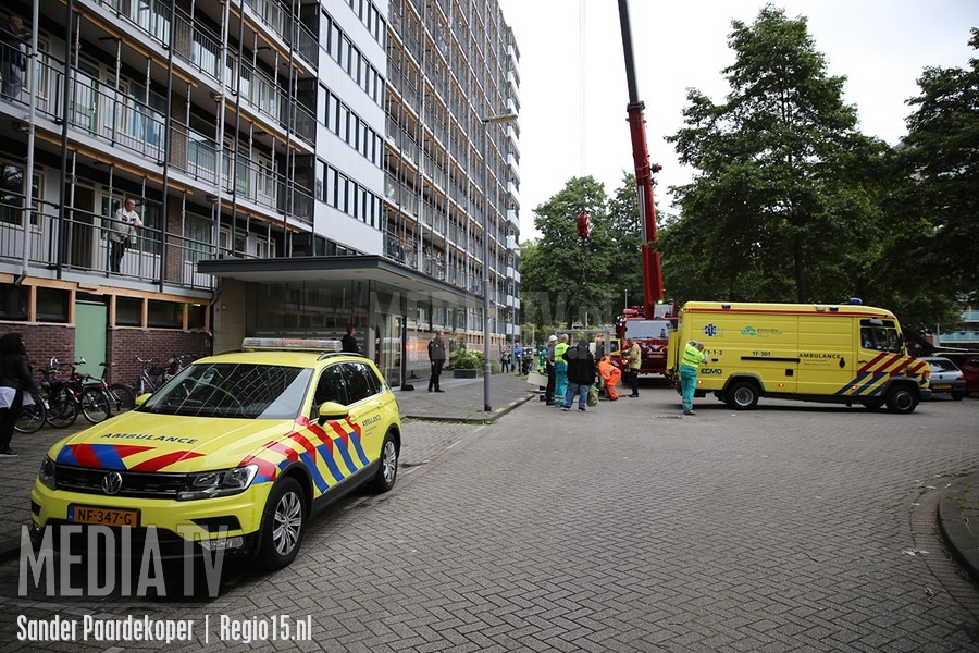 Zwaarlijvig persoon uit woning getakeld Madernastraat Rotterdam