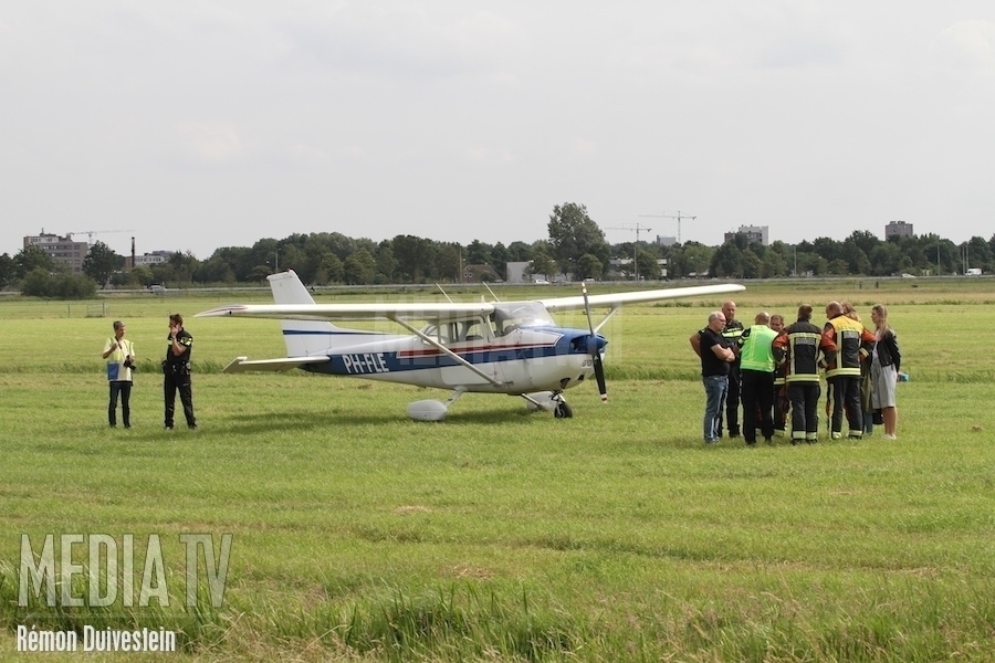 Sportvliegtuigje maakt noodlanding in Voorhout