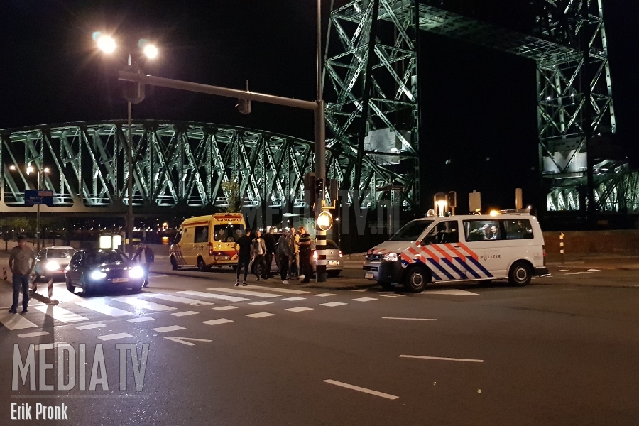 Auto's botsen op elkaar op het Noordereiland in Rotterdam