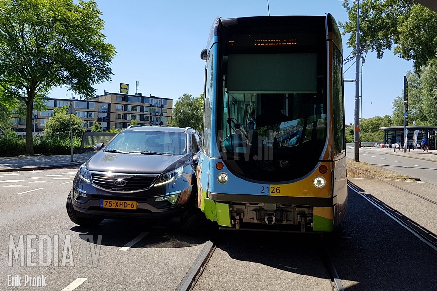 Auto botst tegen tram Straatweg Rotterdam