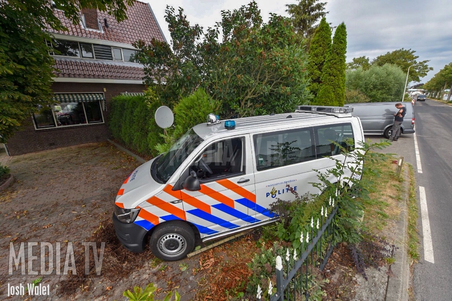 Gloednieuwe politiebus belandt in voortuin na aanrijding Alphen aan den Rijn