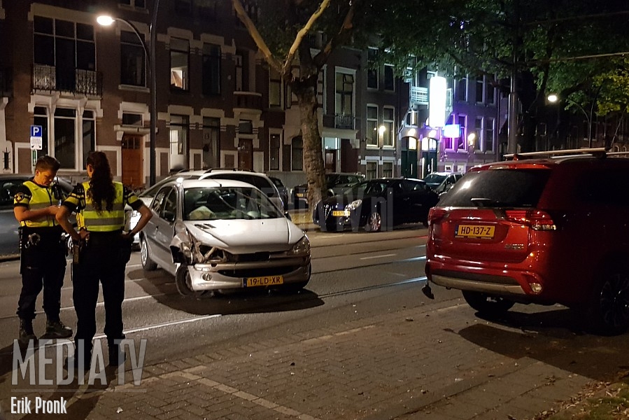 Automobilist ramt vier geparkeerde auto's Mathenesserlaan Rotterdam
